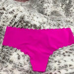 Hot pink cut-out detail VS No Show thong